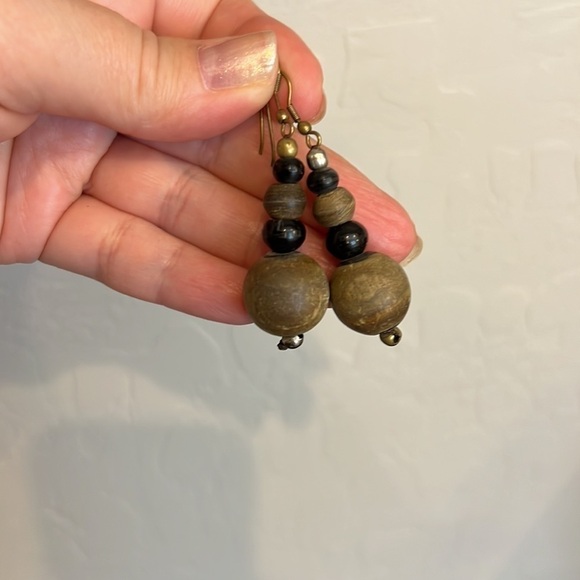 Boho wood beads dangly earrings - Picture 2 of 4
